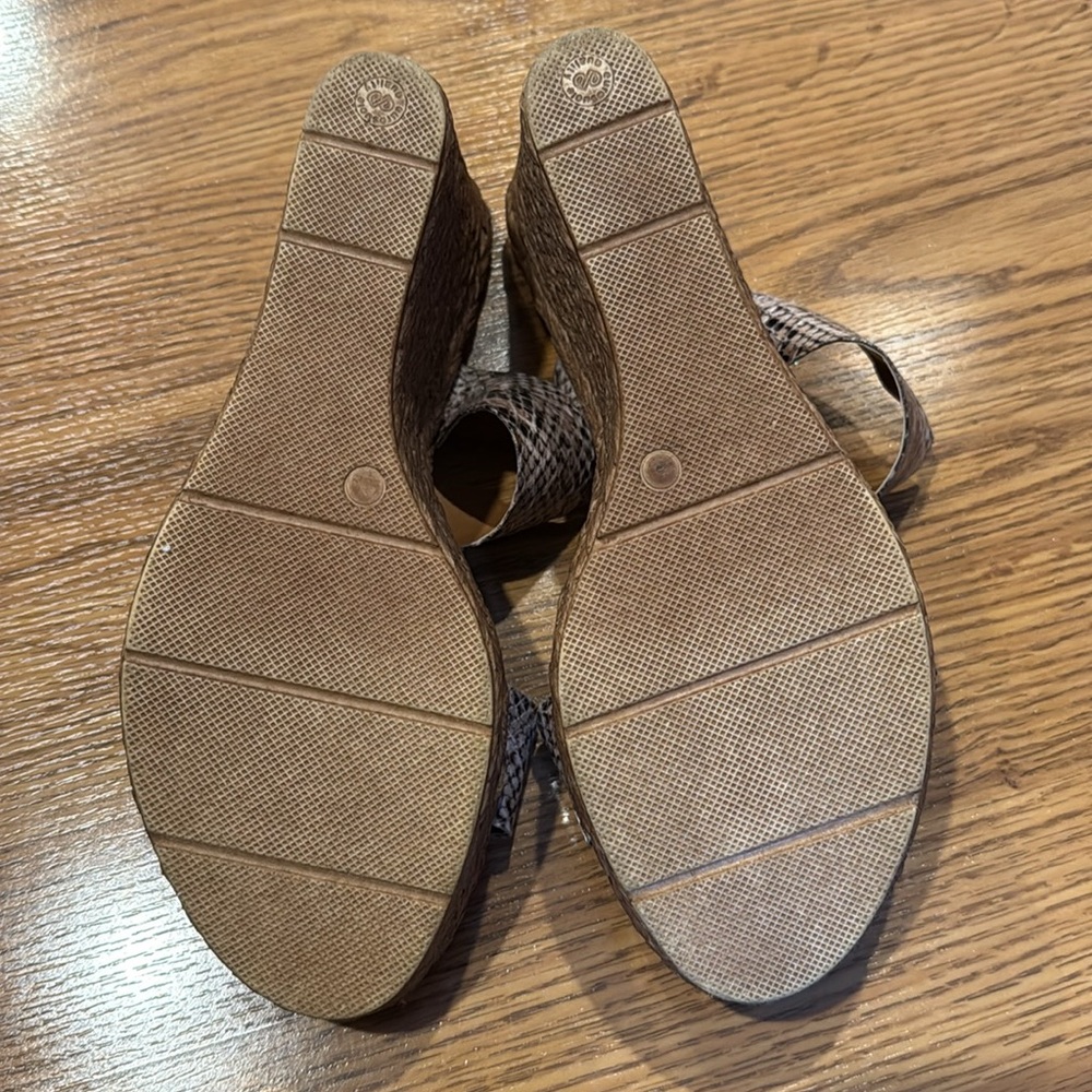 Italian Shoemakers Snakeskin Pattern Wedges - Picture 8 of 11